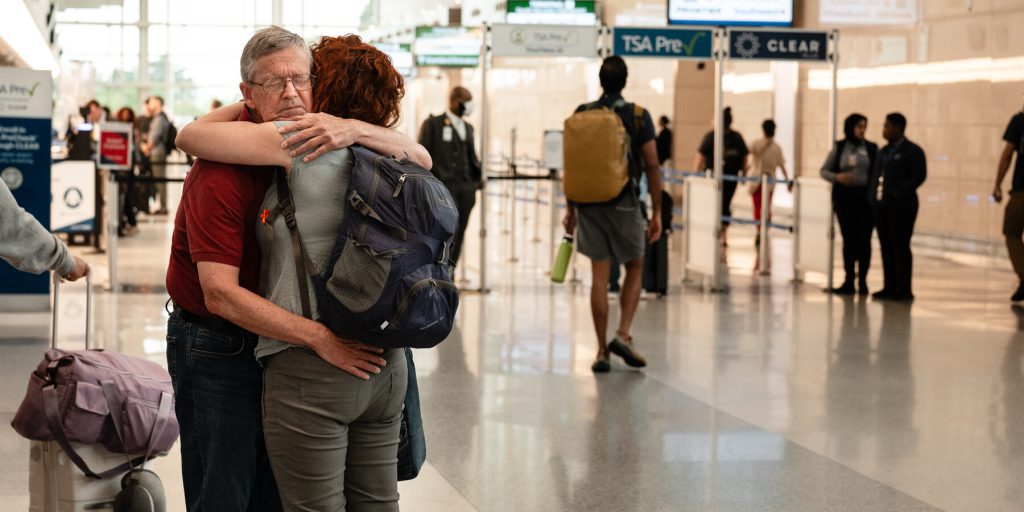 Robyn McCutcheon, prima diplomatica transgender, cerca rifugio all’estero sotto Trump