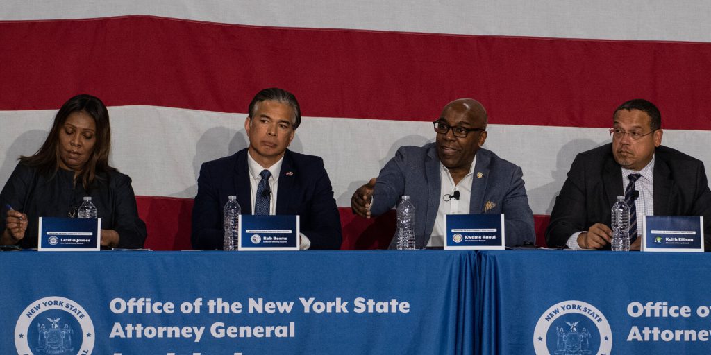 19 stati intentano causa contro il piano della Casa Bianca di sospendere l’assistenza di genere per minori