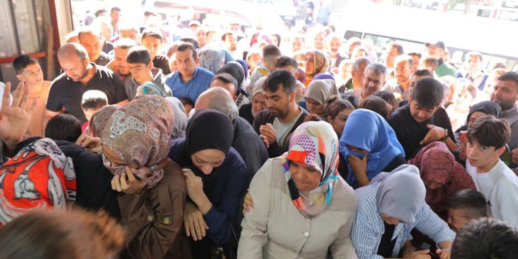 "Ne alırsan 50 lira" dediler! Mağazanın önünde izdiham oluştu