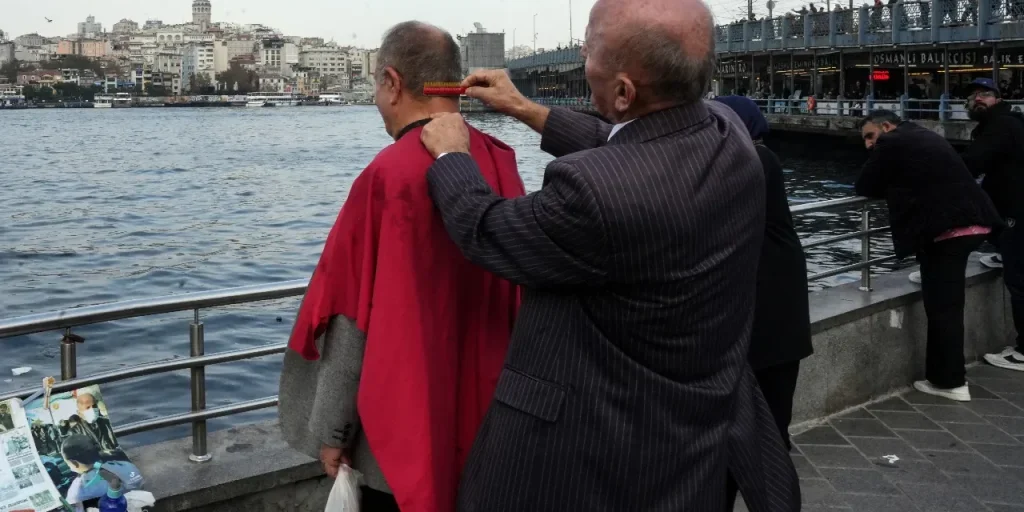 Ziya, il personaggio di Neşeli Günler, prende spunto da Sadık Çelik, un vero uomo di 70 anni