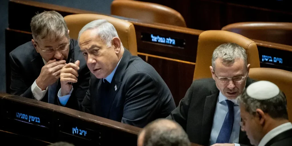 Netanyahu prosegue le operazioni a Gaza: il Parlamento approva il piano di 20 punti di Trump