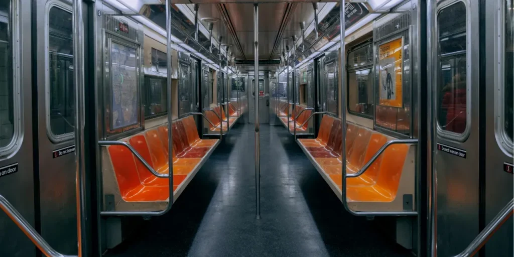 Incidente violento nel metro di New York: passeggero ferito con coltello dopo discussione