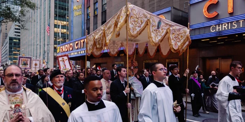 La Sesta Processione Eucaristica a New York: Una Celebrazione di Fede e Devozione nella Città che Non Dorme