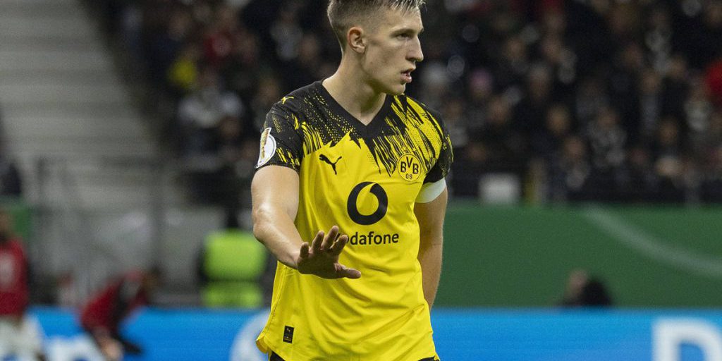 La Borussia Dortmund Lotta per Trattenere Nico Schlotterbeck: Sfide e Possibili Conseguenze per la Squadra

Introduzione
La Borussia Dortmund sta affrontando una sfida importante per mantenere il giocatore Nico Schlotterbeck, considerato un elemento fondamentale per la squadra. Tuttavia, l'interesse di alcuni top club europei sta creando problemi al BVB, costringendolo a prendere misure per assicurarsi la sua permanenza.

Approfondimento
La situazione di Nico Schlotterbeck è diventata oggetto di interesse per diversi club di alto livello, come ad esempio il Bayern Monaco e il Liverpool, che sono disposti a offrire somme considerevoli per assicurarsi il suo trasferimento. Ciò costringe la Borussia Dortmund a prendere decisioni importanti per garantire la sua permanenza nella squadra e mantenere la competitività nella prossima stagione.

Possibili Conseguenze
Se la Borussia Dortmund non riuscisse a trattenere Schlotterbeck, potrebbe subire un impatto significativo sulla sua strategia di gioco e sulla sua competitività nella prossima stagione. La perdita di un giocatore di tale livello potrebbe infatti compromettere la capacità della squadra di competere con i top club europei e di raggiungere i propri obiettivi.

Opinione
Non è chiaro come si evolverà la situazione, ma è certo che la Borussia Dortmund deve prendere decisioni importanti per garantire il successo della squadra. La dirigenza del club deve valutare attentamente le opzioni e prendere decisioni che siano nel miglior interesse della squadra, considerando sia gli aspetti sportivi che quelli economici.

Analisi Critica dei Fatti
L'interesse dei top club per Schlotterbeck è un indicatore della sua abilità e del suo valore per la squadra. La Borussia Dortmund deve valutare attentamente le opzioni e prendere decisioni che siano nel miglior interesse della squadra, considerando sia gli aspetti sportivi che quelli economici. Inoltre, la squadra deve anche considerare la possibilità di trovare un sostituto adeguato, nel caso in cui Schlotterbeck dovesse lasciare il club.

Relazioni con altri fatti
La situazione di Schlotterbeck è solo uno degli aspetti che la Borussia Dortmund deve gestire nella prossima stagione. La squadra deve anche affrontare altre sfide, come la competizione con altri club di alto livello, la gestione del budget e la pianificazione della stagione. Inoltre, la squadra deve anche considerare la possibilità di rafforzare la rosa con nuovi acquisti, per garantire la competitività nella prossima stagione.

Contesto storico
La Borussia Dortmund ha una lunga storia di successi e di sfide. La squadra ha sempre dovuto affrontare la concorrenza dei top club e ha sempre trovato il modo di adattarsi e di vincere. Nel corso degli anni, la squadra ha vinto numerosi titoli, tra cui la Champions League e la Bundesliga, e ha sempre mantenuto un alto livello di competitività.

Fonti
Fonte: Kicker.de