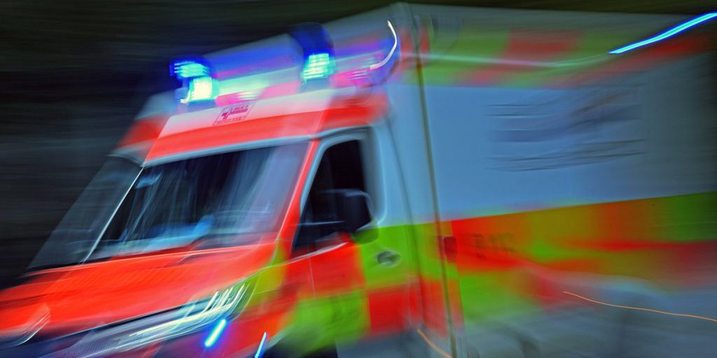 Tragedia sulla strada in Nord Reno-Westfalia: giovane di 21 anni perde la vita in incidente stradale