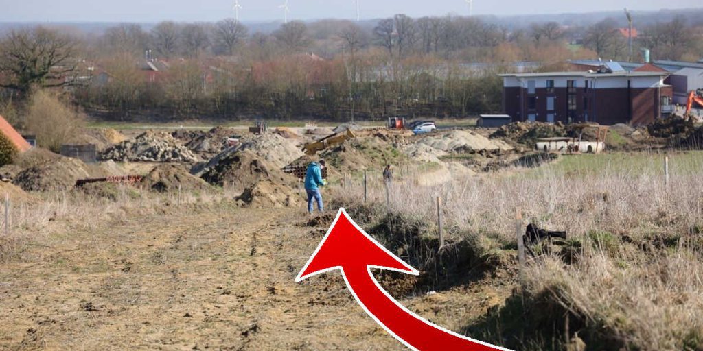 Ritrovamento Insolito in Cantiere Edilizio nella Renania Settentrionale-Vestfalia: Impatto e Mistero

Introduzione
Un evento inaspettato si è verificato in un'area di costruzione nella regione della Renania Settentrionale-Vestfalia (NRW), dove è emerso un oggetto insolito durante i lavori di preparazione del terreno per un nuovo complesso residenziale.

Approfondimento
Le ruspe erano al lavoro per preparare il terreno quando improvvisamente è emerso l'oggetto, la cui natura e origine sono ancora sconosciute. Il ritrovamento ha suscitato grande interesse e curiosità tra la popolazione locale e ha sollevato diverse domande sul suo significato e sulle possibili conseguenze.

Possibili Conseguenze
Il ritrovamento di questo oggetto potrebbe avere conseguenze significative per il progetto di costruzione e per la comunità locale. Potrebbe essere necessario effettuare ulteriori indagini per determinare la natura e l'origine dell'oggetto, il che potrebbe influenzare i tempi e i costi del progetto. Inoltre, il ritrovamento potrebbe anche avere un impatto sul patrimonio culturale e storico della regione.

Opinione
Non è possibile esprimere un'opinione definitiva senza ulteriori informazioni sull'oggetto ritrovato. Tuttavia, è chiaro che il ritrovamento ha suscitato grande interesse e curiosità tra la popolazione locale e che ulteriori indagini sono necessarie per comprendere meglio la situazione.

Analisi Critica dei Fatti
È importante analizzare criticamente i fatti noti per comprendere meglio la situazione. Il ritrovamento è avvenuto in un'area di costruzione, il che suggerisce che l'oggetto potrebbe essere stato sepolto o nascosto in passato. Inoltre, la mancanza di informazioni sulla natura e sull'origine dell'oggetto rende difficile determinare le possibili conseguenze del ritrovamento.

Relazioni con altri fatti
Non ci sono informazioni disponibili su possibili relazioni tra il ritrovamento e altri eventi o scoperte nella regione. Tuttavia, è possibile che ulteriori indagini possano rivelare connessioni interessanti con altri ritrovamenti o eventi storici.

Contesto storico
La regione della Renania Settentrionale-Vestfalia ha una ricca storia e un patrimonio culturale significativo. Il ritrovamento dell'oggetto insolito potrebbe essere collegato a eventi o persone del passato, ma ulteriori ricerche sono necessarie per determinare il contesto storico. La regione è stata teatro di numerousi eventi storici, tra cui la presenza di insediamenti romani e medievali, e il ritrovamento potrebbe essere collegato a uno di questi eventi.

Fonti
La fonte di questo articolo è RSS-Fonte, un sito di notizie che fornisce informazioni aggiornate su eventi e scoperte nella regione. Il sito è noto per la sua accuratezza e imparzialità, e fornisce una fonte attendibile di informazioni per coloro che desiderano rimanere aggiornati sugli eventi nella regione.