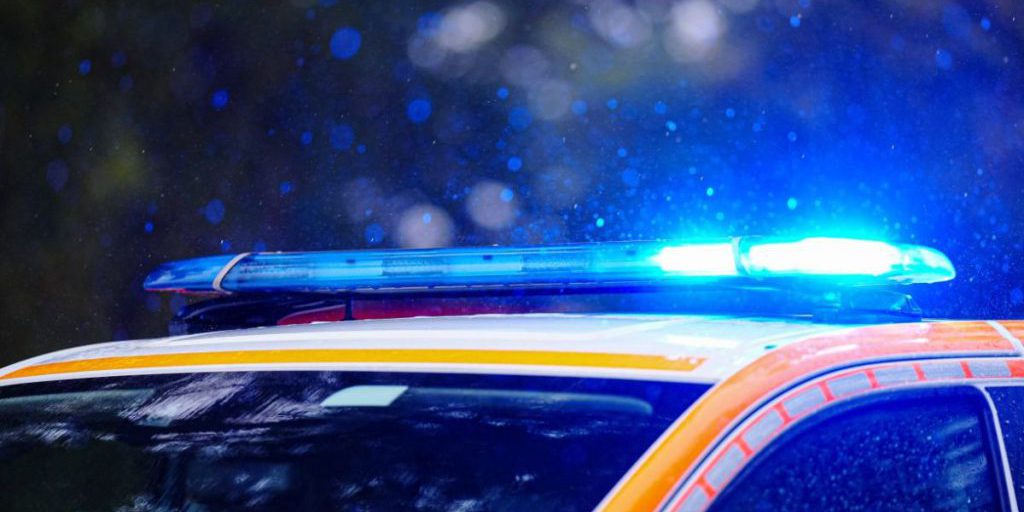 Incendio tragico in Renania Settentrionale-Vestfalia: un uomo di 46 anni perde la vita in un appartamento in fiamme