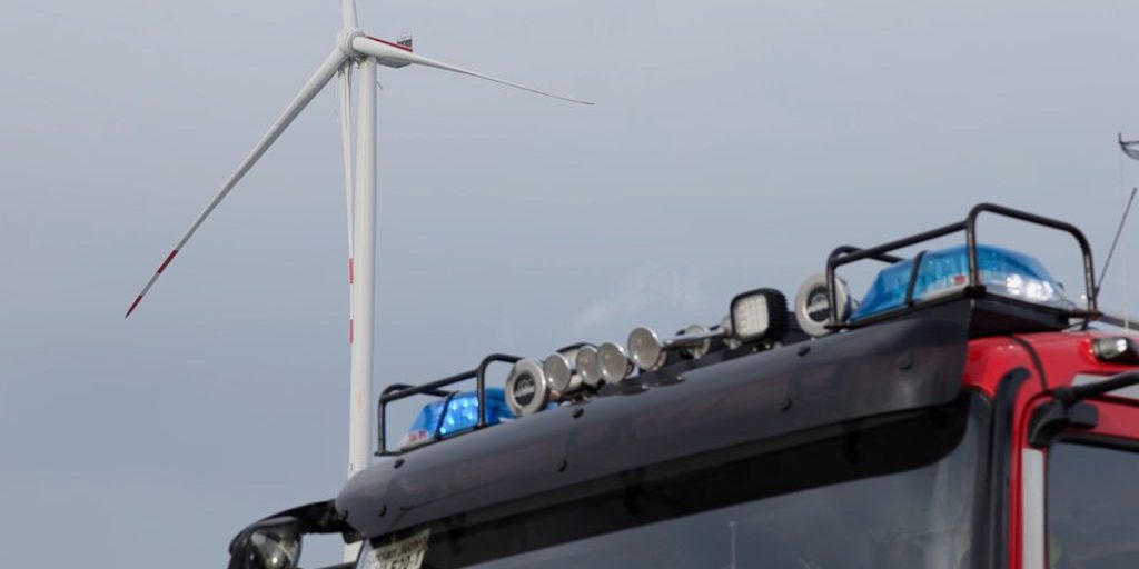 Impianto eolico in pericolo di crollo sull’autostrada A44: traffico interrotto