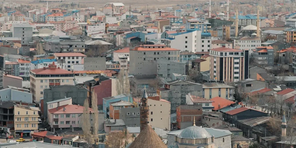 Kars: 100.000 abitanti e 54.000 veicoli, quasi un'auto per ogni secondo residente