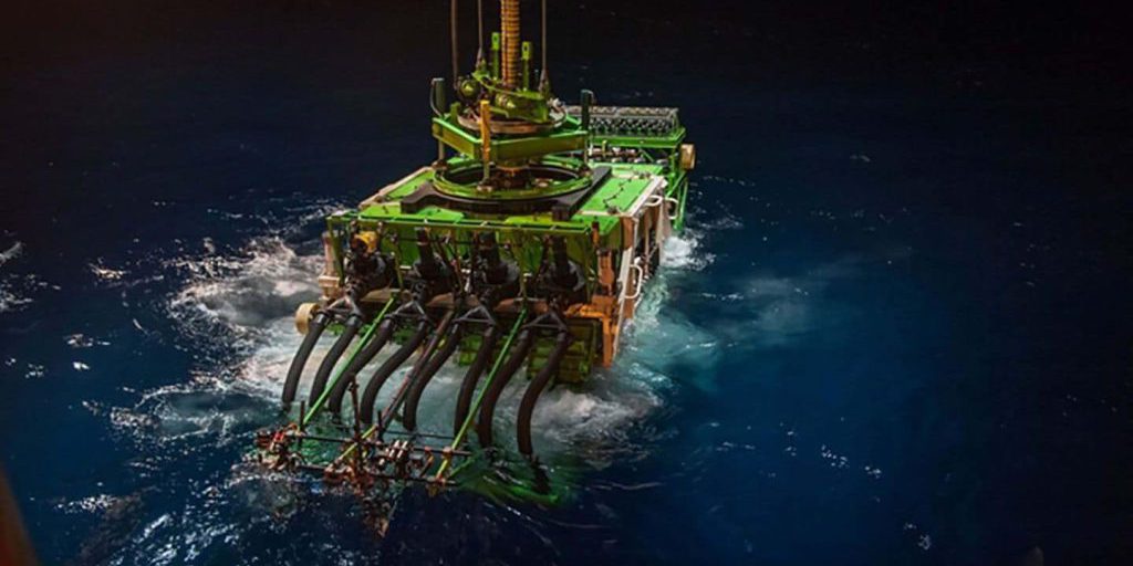 La ricerca frenetica di minerali critici: nickel, rame, manganese, cobalto e terre rare per lo sviluppo di tecnologie verdi e dispositivi elettronici avanzati 

Approfondimento
La crescente domanda di tecnologie verdi e di dispositivi elettronici avanzati ha reso necessaria la ricerca di nuove fonti di approvvigionamento per i minerali critici. Il nickel, ad esempio, è fondamentale per la produzione di batterie per veicoli elettrici, mentre il cobalto è essenziale per le batterie dei dispositivi elettronici portatili. Le terre rare, invece, sono utilizzate nella produzione di magneti permanenti per applicazioni come i pannelli solari e le turbine eoliche.

Possibili Conseguenze
La corsa alle perforazioni profonde per i minerali critici potrebbe avere conseguenze significative sull'ambiente e sulle economie locali. L'estrazione di minerali dai fondali oceanici potrebbe causare danni alla biodiversità marina e alle ecosistemi delicati. Inoltre, la competizione per l'accesso a queste risorse potrebbe generare tensioni geopolitiche e conflitti tra le nazioni.

Opinione
È importante notare che la ricerca di nuove fonti di approvvigionamento per i minerali critici deve essere condotta in modo responsabile e sostenibile. Le aziende e i governi devono lavorare insieme per garantire che l'estrazione di questi minerali sia effettuata con il minimo impatto ambientale e sociale.

Analisi Critica dei Fatti
La domanda di minerali critici è in costante aumento, e la ricerca di nuove fonti di approvvigionamento è diventata una priorità per le aziende e i governi. Tuttavia, è fondamentale considerare le conseguenze a lungo termine dell'estrazione di questi minerali e lavorare per minimizzare l'impatto ambientale e sociale.

Relazioni con altri fatti
La corsa alle perforazioni profonde per i minerali critici è legata ad altri fenomeni globali, come la transizione energetica e la crescita della domanda di tecnologie verdi. La ricerca di nuove fonti di approvvigionamento per i minerali critici è anche legata alla competizione per l'accesso a queste risorse e alle tensioni geopolitiche che ne derivano.

Contesto storico
La ricerca di minerali critici non è un fenomeno nuovo. Già nel XX secolo, le aziende e i governi hanno cercato di accedere a queste risorse per sostenere la crescita economica e lo sviluppo tecnologico. Tuttavia, la crescente domanda di tecnologie verdi e di dispositivi elettronici avanzati ha reso la ricerca di nuove fonti di approvvigionamento per i minerali critici più urgente che mai.

Fonti
La fonte di questo articolo è RSS Fonte. Per ulteriori informazioni, si prega di visitare il sito web della fonte.