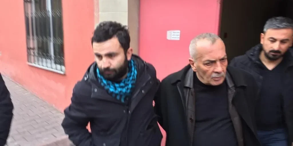Padre uccide ex cliente davanti al tribunale a Kayseri dopo insulto