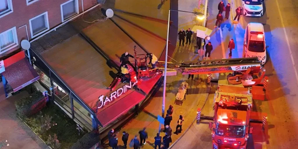 Incidente in edificio studentesco: giovane cade dal secondo piano e finisce in tenda di bar a Eskişehir