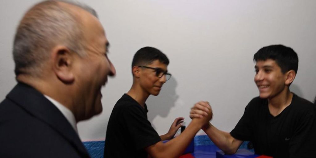 Öğrencinin bilek güreşi davetine Vali'den güldüren cevap: Karizmayı çizdirmeyelim