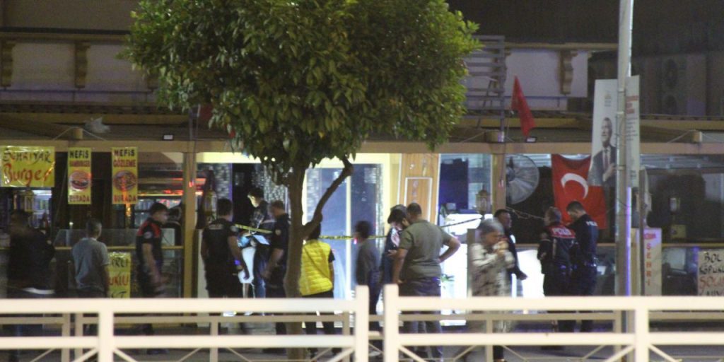 Violenza a Adana: lavoratore di caffè spara alla gamba di un parente che gli chiedeva denaro, preoccupazione per la sicurezza nella zona 

Introduzione
Un evento violento si è verificato ad Adana, in Turchia, dove un lavoratore di un caffè ha sparato con un fucile a pompa alla gamba di un suo parente che gli chiedeva denaro.

Dettagli dell'evento
Secondo le informazioni disponibili, il lavoratore del caffè ha reagito con violenza alla richiesta di denaro del suo parente, sparandogli alla gamba con un fucile a pompa. Dopo l'incidente, la polizia ha arrestato il sospettato, mentre la persona ferita è stata portata in ospedale per ricevere le cure necessarie.

Contesto
È stato appurato che lo stesso caffè era stato oggetto di un attacco con una bomba solo un mese prima. Questo evento aggiunge preoccupazione per la sicurezza nella zona.

Approfondimento
L'incidente solleva questioni sulla violenza e sulla gestione dei conflitti all'interno delle famiglie e delle comunità. La richiesta di denaro può essere un fattore scatenante per conflitti, ma la risposta violenta non è mai una soluzione accettabile.

Possibili Conseguenze
Le conseguenze di questo evento possono essere gravi, non solo per le persone coinvolte direttamente, ma anche per la comunità locale. La violenza può creare un clima di paura e insicurezza, influenzando la qualità della vita delle persone che vivono nella zona.

Opinione
È fondamentale che la società si mobiliti per prevenire la violenza e promuovere la risoluzione pacifica dei conflitti. La collaborazione tra le autorità, le organizzazioni comunitarie e i singoli cittadini è essenziale per creare un ambiente più sicuro e più rispettoso.

Analisi Critica dei Fatti
L'analisi dei fatti rivela una serie di problemi che vanno affrontati. La disponibilità di armi da fuoco e la facilità con cui possono essere utilizzate per risolvere conflitti sono questioni che richiedono un'attenzione immediata. Inoltre, la mancanza di alternative pacifiche per la risoluzione dei conflitti familiari e comunitari è un aspetto che deve essere affrontato.

Relazioni con altri fatti
Questo evento non è isolato. La violenza familiare e comunitaria è un problema diffuso in molte parti del mondo. La comprensione delle cause profonde di questi conflitti e la ricerca di soluzioni efficaci sono fondamentali per ridurre la violenza e promuovere la pace sociale.

Contesto storico
La storia della zona e le dinamiche sociali possono influenzare la frequenza e la gravità degli eventi violenti. La conoscenza del contesto storico e culturale può aiutare a comprendere meglio le radici dei conflitti e a sviluppare strategie più efficaci per la loro risoluzione.

Fonti
Questo articolo si basa su informazioni fornite da Hurriyet. Per ulteriori informazioni, si consiglia di visitare il sito web della fonte originale.