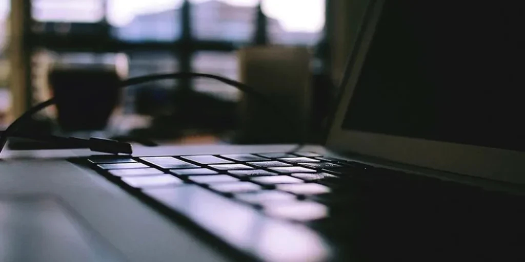 Morte di 19enne in California dopo aver seguito consigli di ChatGPT per l'uso di kratom, Xanax e alcol