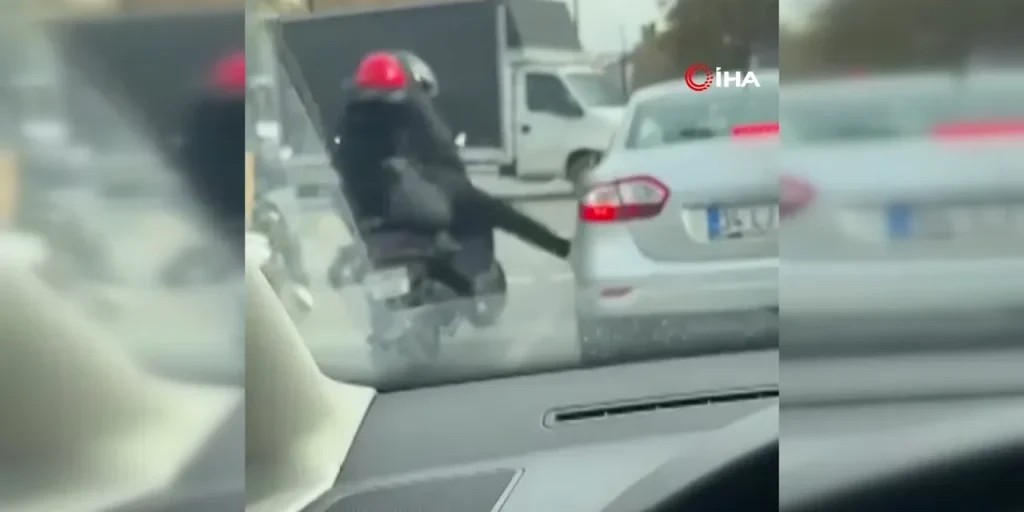 Uomo aggredisce automobilista e lancia il proprio telefono in una strada di Istanbul