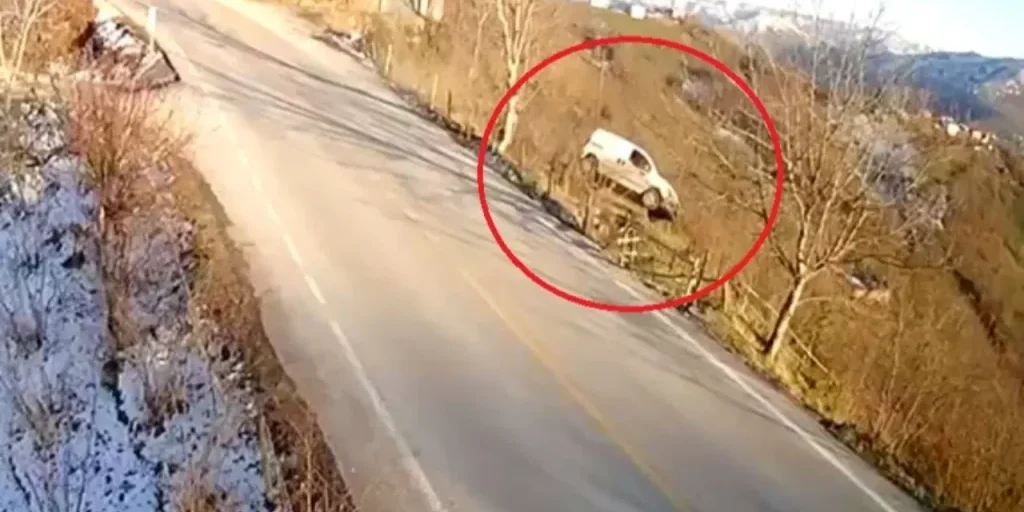 Veicolo cade da 30 metri in frutteto di nocciole vicino a set cinematografico a Ordu, Turchia