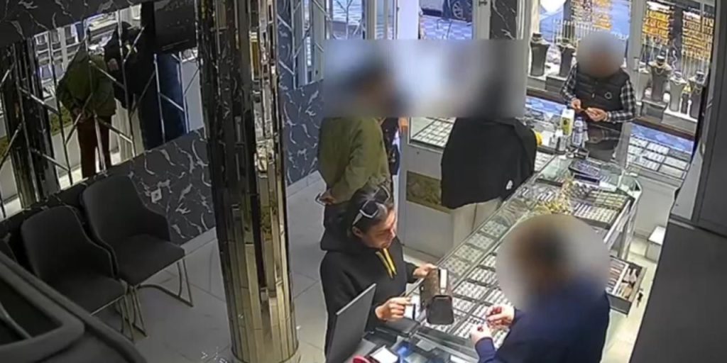 Tentativo di Vendita di Oro Falso ad Ankara: Una Storia di Frode e Sicurezza

Introduzione
È stato segnalato un caso di tentativo di vendita di oro falso ad Ankara. Tre persone, provenienti da Istanbul, hanno cercato di vendere oro falso a quattro diversi negozi di gioielleria nella città.

Dettagli dell'Operazione
I tre individui hanno portato con sé oro falso da Istanbul e hanno tentato di venderlo ad Ankara. L'oro falso era stato trattato con una tecnica che lo rendeva molto simile all'oro vero, al punto che era difficile distinguerlo dall'oro autentico.

Problema della Qualità dell'Oro Falso
Secondo le informazioni fornite, l'oro falso era stato immerso in una soluzione di oro, il che lo rendeva ancora più difficile da distinguere dall'oro vero. Ciò ha reso molto complicato per gli acquirenti potenziali verificare l'autenticità dell'oro.

Conseguenze dell'Operazione
I tre individui coinvolti nel tentativo di vendita di oro falso sono stati presi in custodia dalle autorità. L'episodio solleva preoccupazioni sulla sicurezza e sulla qualità dei prodotti venduti nel mercato dell'oro.

Opinione
Questo caso mette in evidenza l'importanza di verificare l'autenticità dei prodotti, specialmente quando si tratta di beni di valore come l'oro. È fondamentale essere cauti e verificare la qualità dei prodotti prima di effettuare un acquisto.

Analisi Critica dei Fatti
L'analisi dei fatti rivela che la difficoltà di distinguere l'oro falso dall'oro vero è un problema serio. Ciò richiede una maggiore attenzione e controllo da parte delle autorità e dei consumatori per prevenire casi di frode.

Relazioni con altri Fatti
Questo caso non è isolato, poiché ci sono stati altri episodi di tentativi di vendita di oro falso in diverse parti del paese. Ciò suggerisce che ci sia una rete più ampia di attività illegali legate alla vendita di oro falso.

Contesto Storico
La storia dell'oro falso risale a molti anni fa, quando le tecniche di produzione dell'oro falso erano meno sofisticate. Tuttavia, con l'avanzare della tecnologia, l'oro falso è diventato sempre più difficile da distinguere dall'oro vero.

Fonti
La fonte di questo articolo è Hurriyet. L'articolo originale può essere trovato al seguente link: Orijinalinden ayırt etmek zor! Sahte altını İstanbul'dan getirip Ankara'da sattılar.

Approfondimento
Il caso di tentativo di vendita di oro falso ad Ankara solleva questioni importanti sulla sicurezza e sulla qualità dei prodotti venduti nel mercato dell'oro. È fondamentale che le autorità e i consumatori siano consapevoli dei rischi legati alla vendita di oro falso e prendano misure per prevenire tali episodi.

Possibili Conseguenze
Le conseguenze del tentativo di vendita di oro falso ad Ankara possono essere gravi, sia per gli acquirenti che per il mercato dell'oro in generale. È importante che le autorità prendano misure severe per prevenire tali episodi e proteggere i consumatori.