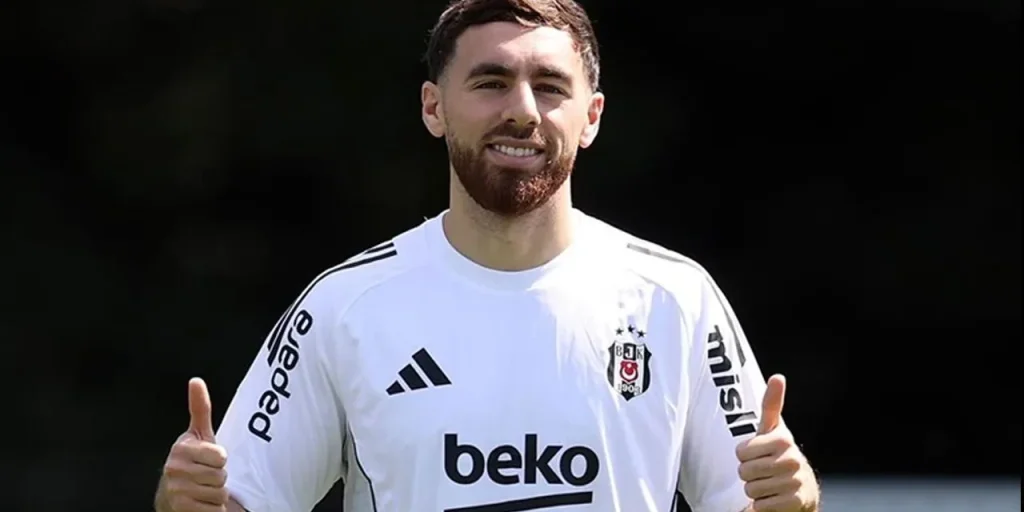 Orkun Kökçü espulso nel derby Beşiktaş-Fenerbahçe: il padre Halis difende il figlio