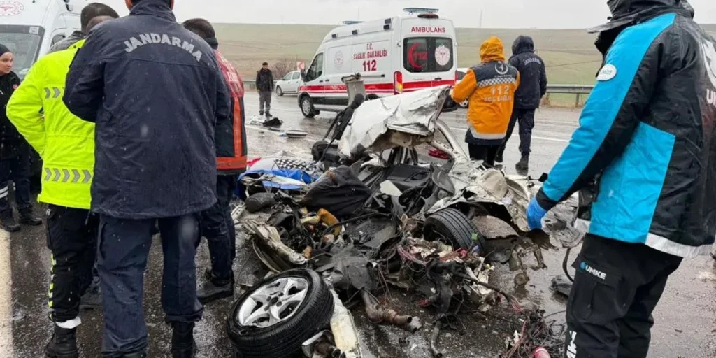 Incidente stradale a Adıyaman: 3 morti e 1 ferita dopo scontro tra autobus e automobile