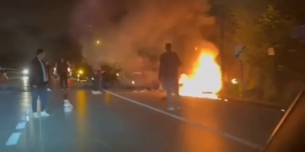 Moto in fiamme dopo collisione con auto in città turca
