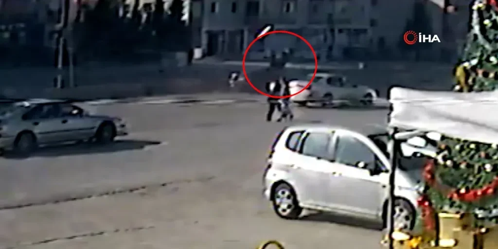 Incidente stradale: veicolo colpisce donna anziana, registrato da telecamera