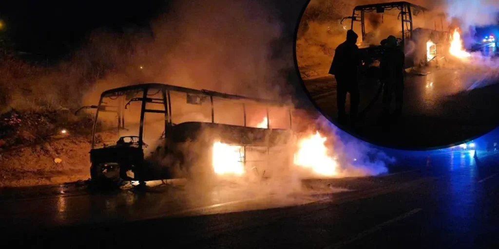 Incendio di autobus con 39 passeggeri: evacuazione rapida ma veicolo distrutto