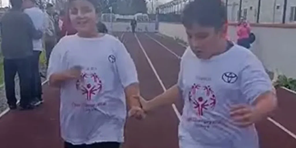 Studente di scuola speciale aiuta compagno a finire la gara di corsa a Silivri