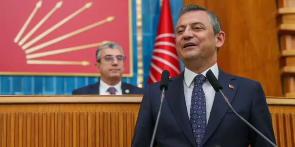 Il presidente del CHP, Özgür Özel, si rivolge ai deputati: Ti amo tutti tranne uno e invita a evitare conflitti