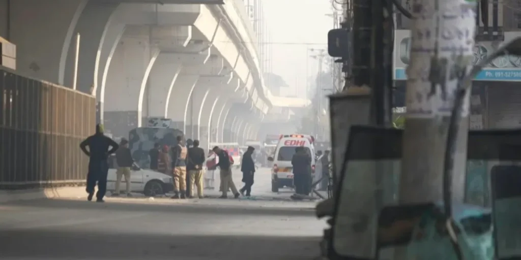 Attacco suicida alla sede della Guardia Federale in Pakistan: tre ufficiali uccisi e quattro feriti