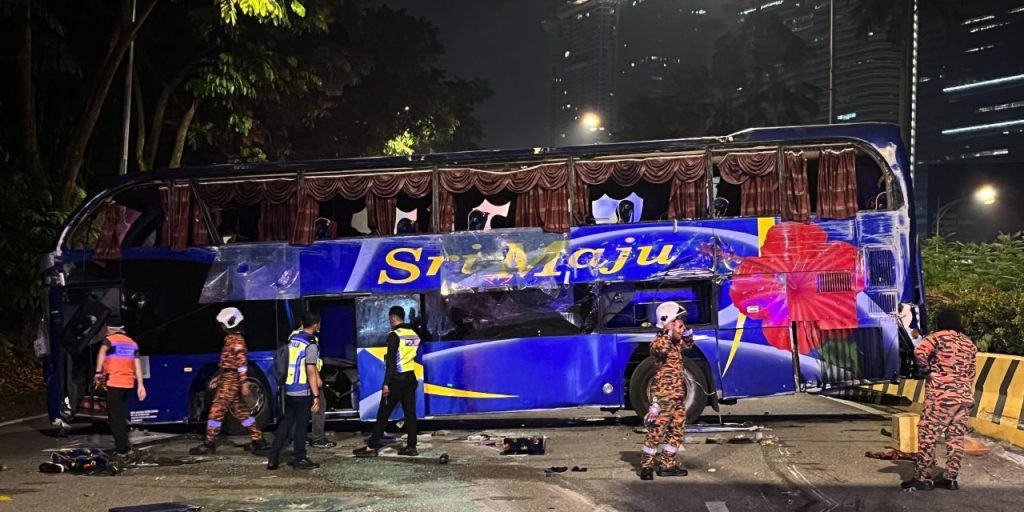 Incidente stradale devastante in Pakistan: autobus e tanker in collisione, 5 morti e 4 feriti