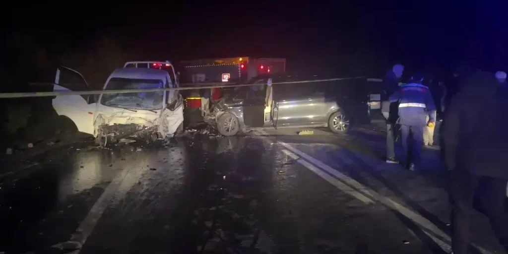 Incidente stradale a Pamukova: panelvan e camion collidono, un morto e tre feriti
