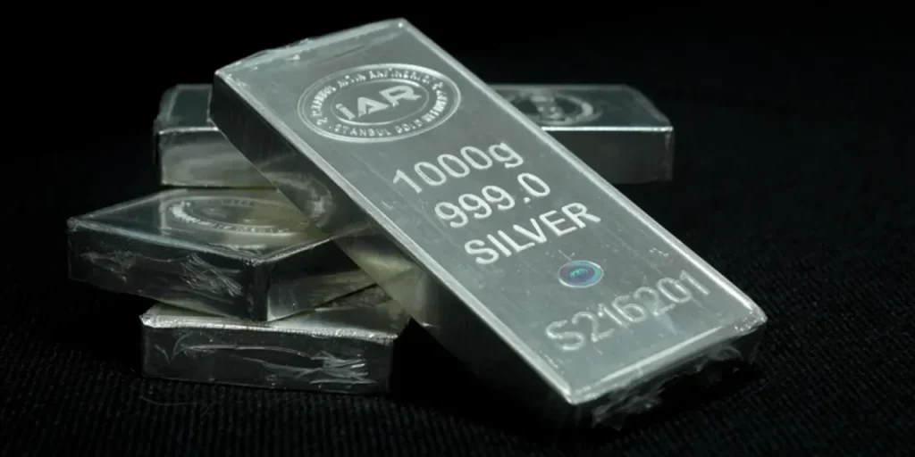 Argento supera oro in 2025: Goldman Sachs avverte di potenziali oscillazioni nel 2026