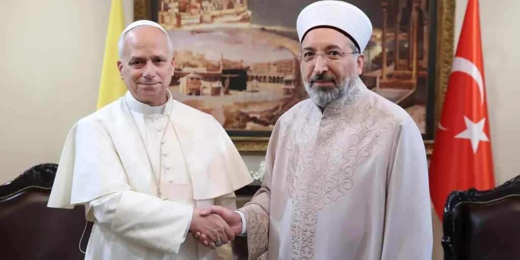 Papa Francesco visita la Turchia e incontra il presidente della Diyanet.