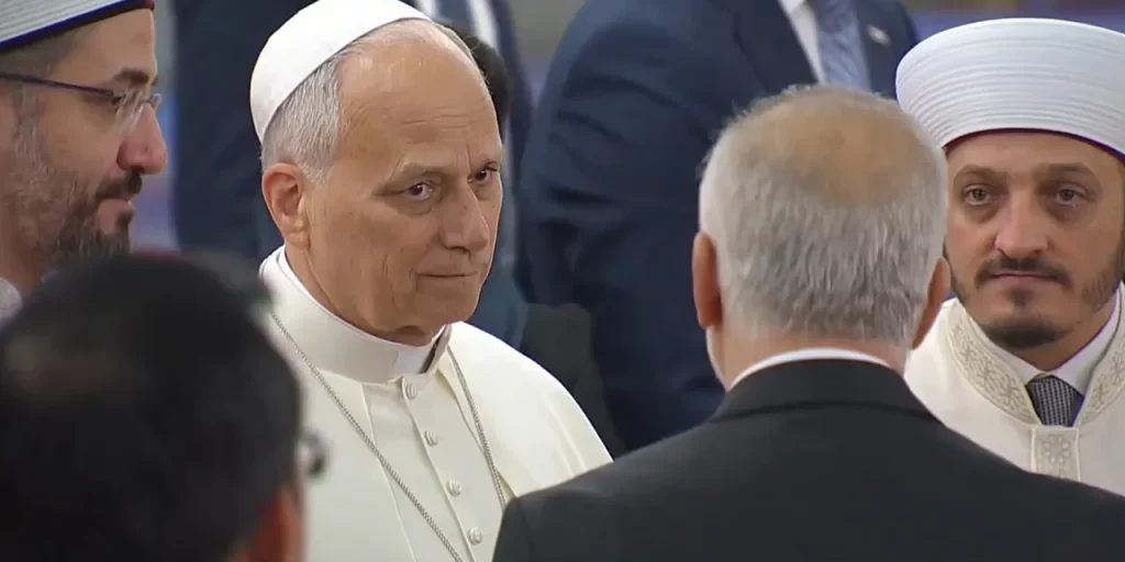 Papa Leo XIV visita la Moschea di Sultanahmet a Istanbul