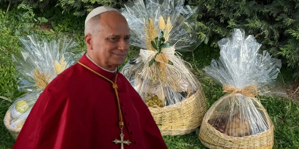 Papa Giovanni Paolo II riceve tre ceste di prodotti tipici di Bursa per celebrare il 1700° anniversario del Concilio di Iznik