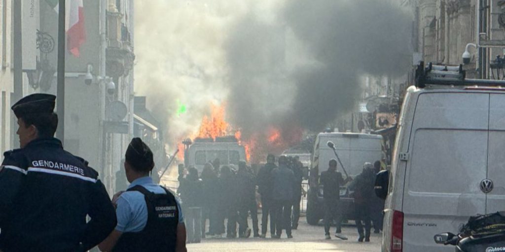 Paris’in kalbinde patlama! Hükümet toplantısının yapıldığı binanın yakınında minibüs infilak etti