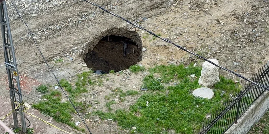 Auto cade in buca di parcheggio a Istanbul: proprietario non lamenta incidenti