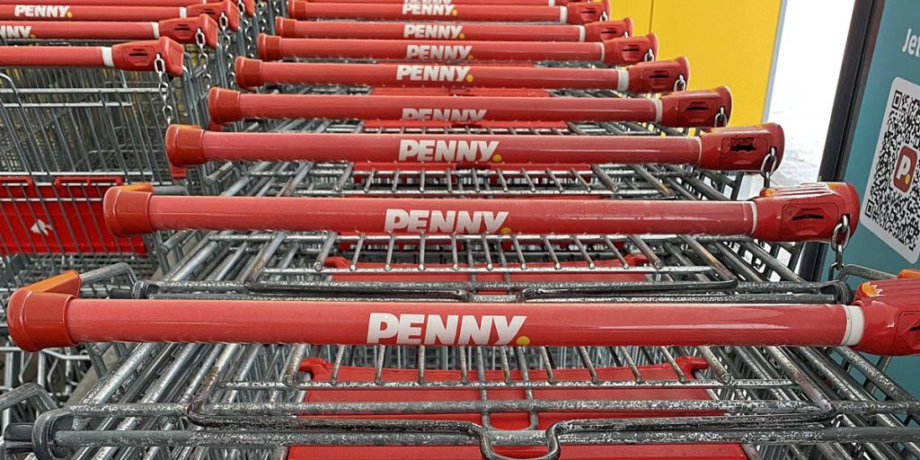 Pecore entrano in un negozio Penny in Baviera, causano inondazione