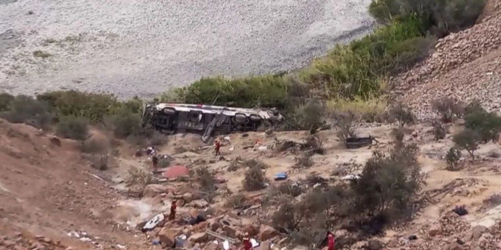 Tragedia Stradale in Peru: Autobus Precipita in Burrone, Almeno 37 Morti