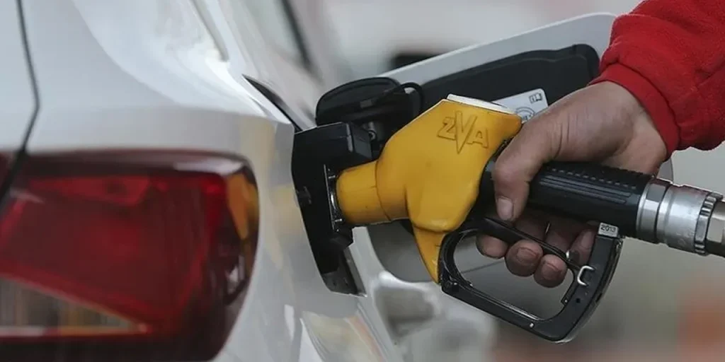 Prezzo del Brent sale a 66,85 dollari al barile: geopolitica, clima e debolezza del dollaro influenzano i carburanti