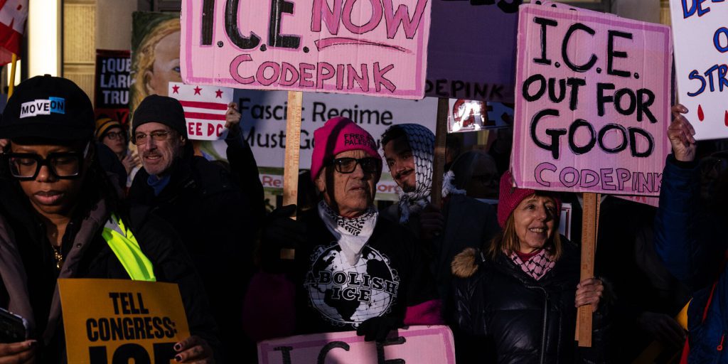 Abolire ICE: la proposta di alcuni democratici e le sue implicazioni