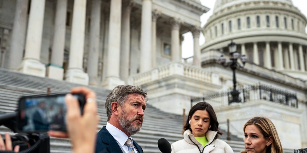Thomas Massie denuncia gaslighting di Trump e repubblicani sul Venezuela