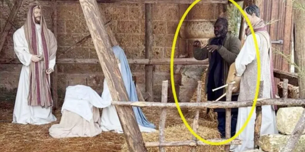 Migrante finge statua per evitare la polizia in piazza con spettacolo natalizio