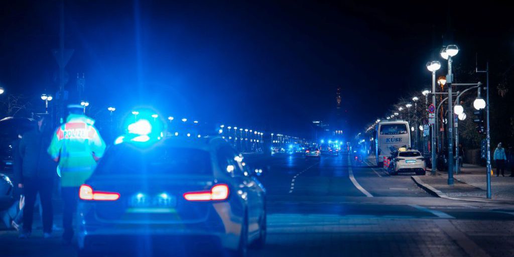 Incidente mortale sull'A9: Jaguar collide con camion e si incendia