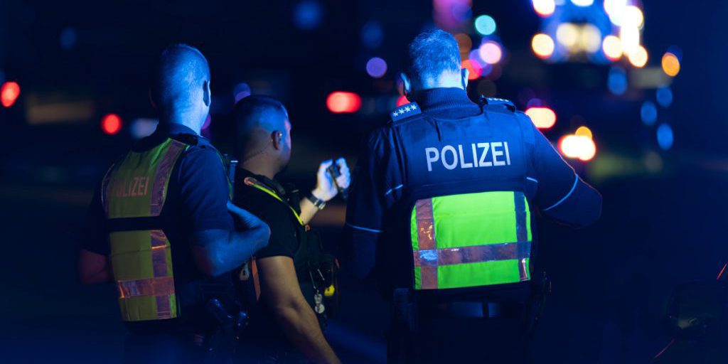 Uomo arrestato a Essen dopo aver aggredito la fidanzata e confessato l'omicidio del padre