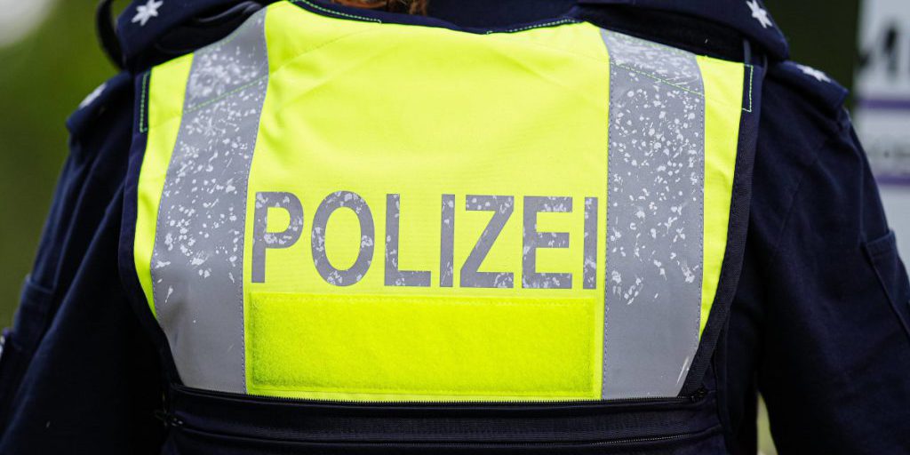 Tragedia sulla A2 in Nord Reno-Westfalia: Autotrasportatore Investito da Collega, Indagini in Corso