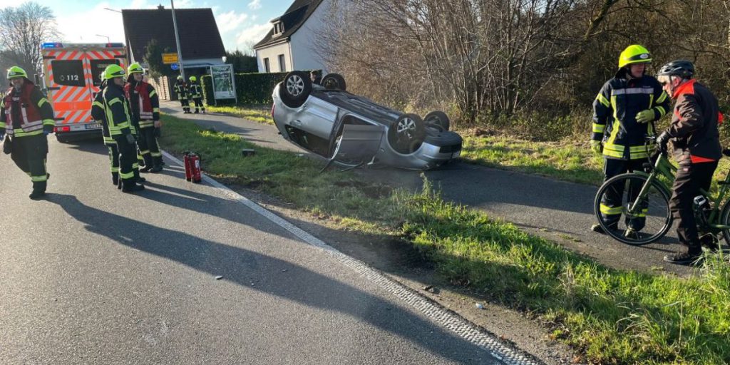 Incidente a Mönchengladbach: auto rovesciata sul tetto durante la vigilia di Natale