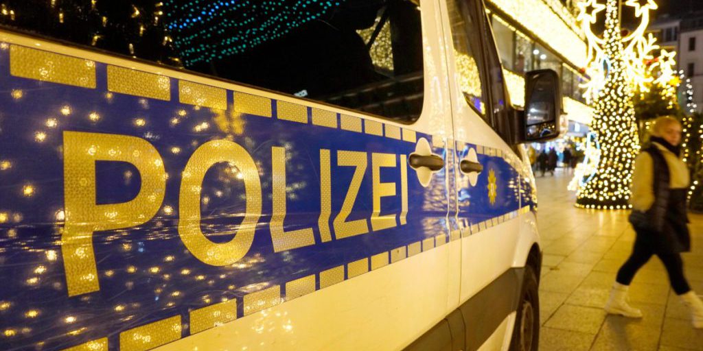 Wilde Verfolgung in NRW: 20 Streifenwagen jagen Flüchtigen – nur ein Tannenbaum stoppt ihn!