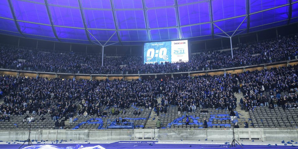 Polizia interviene in scontro tra tifosi durante partita Hertha‑BSC e FC Schalke 04